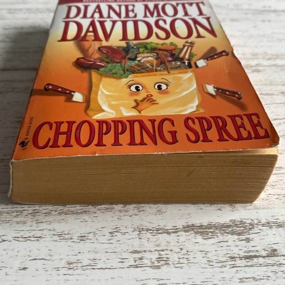 'Chopping Spree' By Diane Mott Davidson Paperback 2002 - Picture 2 of 4